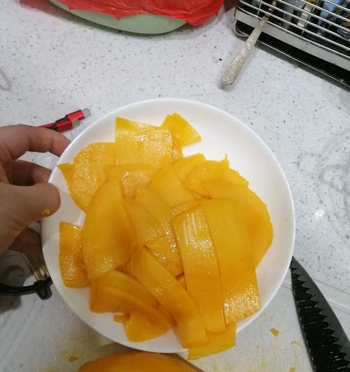 三层芒果奶油蛋糕制作大揭秘（用新鲜芒果和绵软奶油）