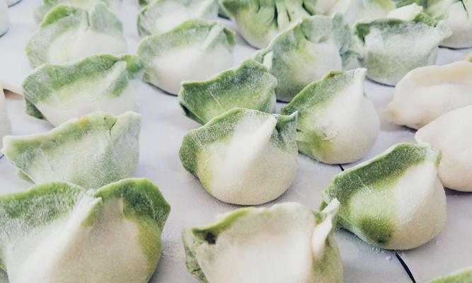 三彩翡翠餃子的制作方法（以蔬菜为主料）
