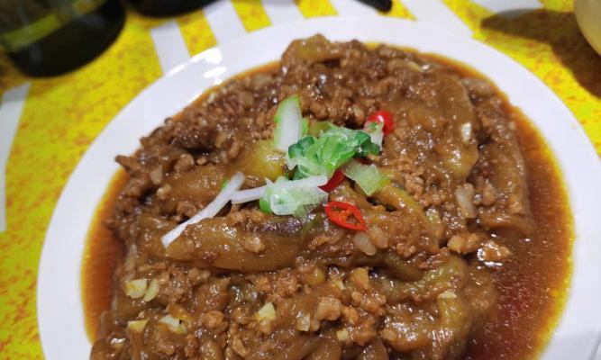 用塞肉茄子让你体验美味佳肴（探索传统中式烹饪的美妙之处）