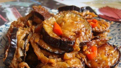 用塞肉茄子让你体验美味佳肴（探索传统中式烹饪的美妙之处）