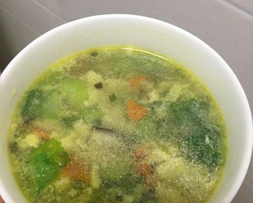 营养美味，轻松做出以撒尿牛丸蔬菜汤（家常菜肴）