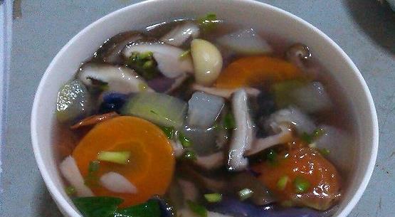 营养美味，轻松做出以撒尿牛丸蔬菜汤（家常菜肴）
