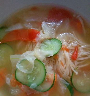 营养美味，轻松做出以撒尿牛丸蔬菜汤（家常菜肴）