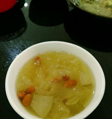 润喉小偏方——冰糖雪梨（用冰糖雪梨预防和缓解喉咙不适）