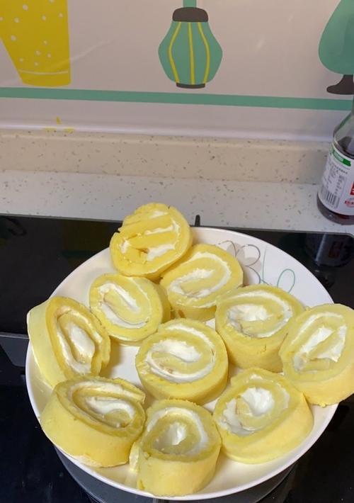 瑞士蛋糕卷——精致可口的甜点佳品（以奶油和鸡蛋为主材料）