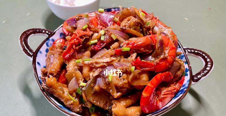 软糯无敌大虾鸡爪煲——美味暖身的冬日佳肴（15步教你打造食材丰富）