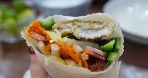 软饼卷菜的制作方法（一起来学习如何制作美味可口的软饼卷菜）