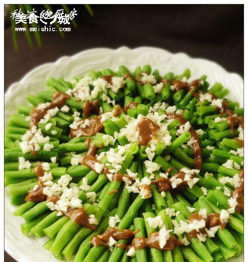以乳香麻酱凉菜为主的美食探秘（一款口感丰富的古老美食）