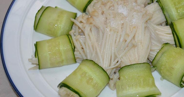 以乳香麻酱凉菜为主的美食探秘（一款口感丰富的古老美食）