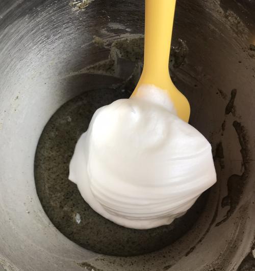 DIY乳牛黑芝麻蛋糕卷（用鲜奶打造口感细腻的蛋糕卷）