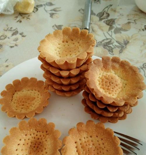 轻松做出美味乳酪塔（用手打奶油和蛋挞皮制作）