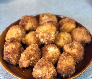 如何制作美味的乳酪球（掌握乳酪球制作的技巧与诀窍）