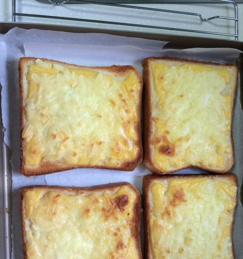 自制乳酪面包，做出美味早餐（一步步教你制作口感软糯的乳酪面包）