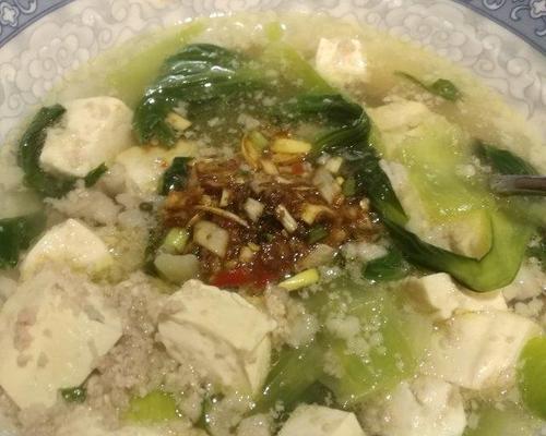 家庭温馨一碗汤——以乳鸽青菜汤温暖一家人