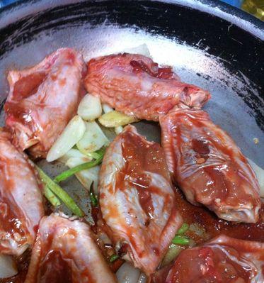 用乳腐+红豆制作的鸡翅，鲜香多汁，口感十足（用乳腐+红豆制作的鸡翅）
