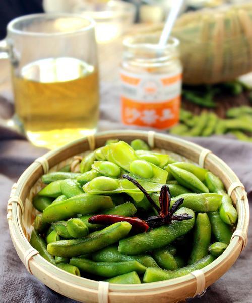 莲花开落之美（探秘莲花的美丽变化）