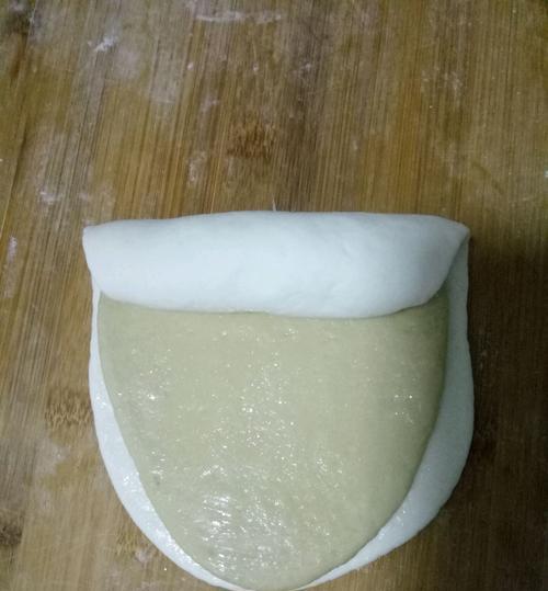 如何制作口感松软的花卷和包子（学习制作美味小笼包）