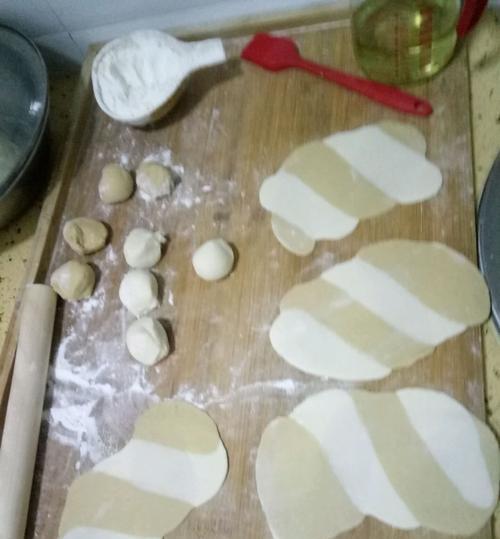 如何制作口感松软的花卷和包子（学习制作美味小笼包）