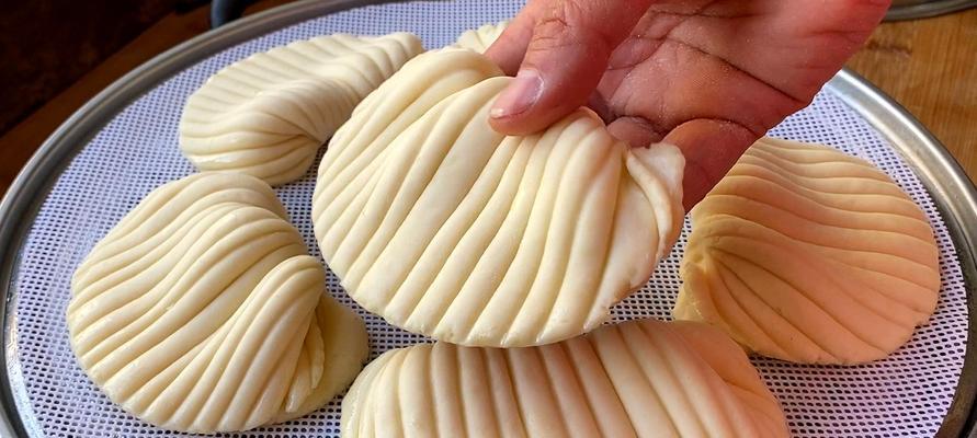 如何制作口感松软的花卷和包子（学习制作美味小笼包）