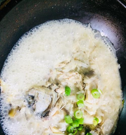 如何做出营养奶白的鲫鱼汤（一道营养丰富的家常汤品）