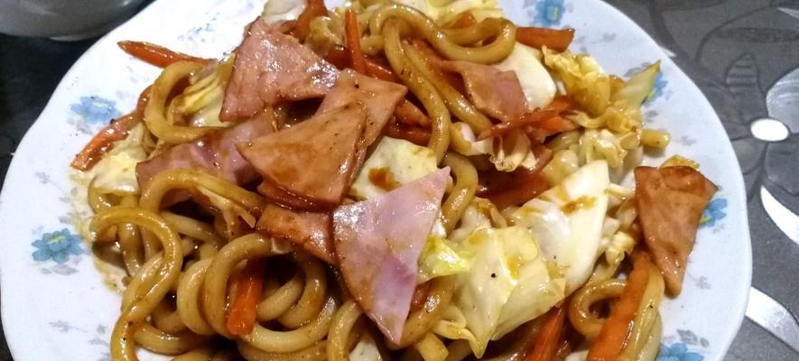 美味肉蟹炒乌冬面（自制鲜美肉蟹炒乌冬面的做法）
