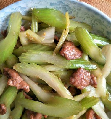 肉小炒芹菜，营养美味的家常菜（做法简单易学）