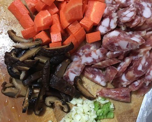 如何制作肉香味腊八饭（享受肉香飘散的传统美味）