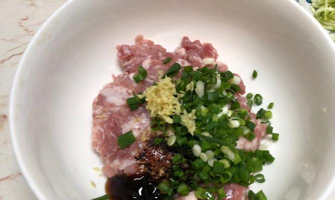 香喷喷肉馅西葫芦的做法（美味营养又容易上手）