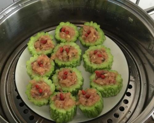 美味可口的肉馅酿苦瓜（家常菜肴制作方法）