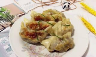 白菜鲜肉馅煎饺的做法（家常美味）