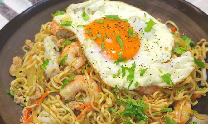 美味肉丸香肠炒泡面的烹饪方法