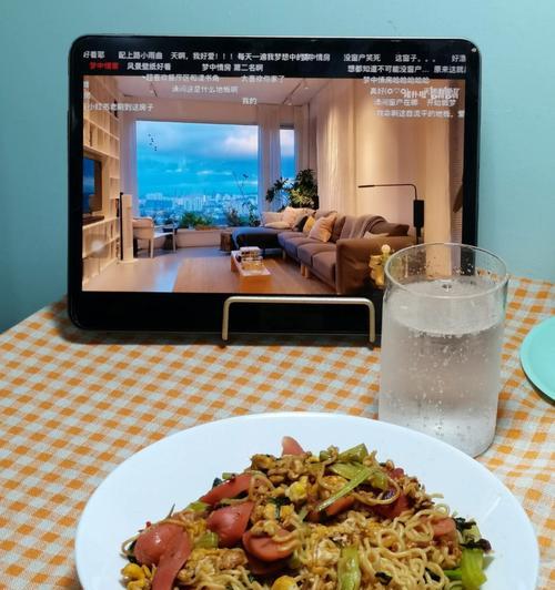 美味肉丸香肠炒泡面的烹饪方法