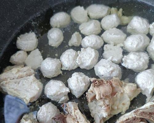 如何制作美味的肉丸汤米粉（一碗暖心的滋补之选）