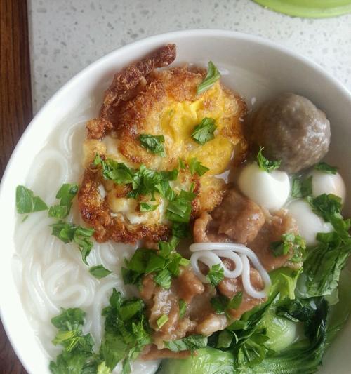 如何制作美味的肉丸汤米粉（一碗暖心的滋补之选）