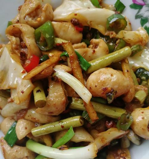 厨房四季肥肠的制作方法（一道美味的家常菜）