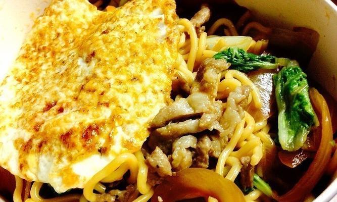 手把手教你制作美味日式炒面（掌握关键技巧）