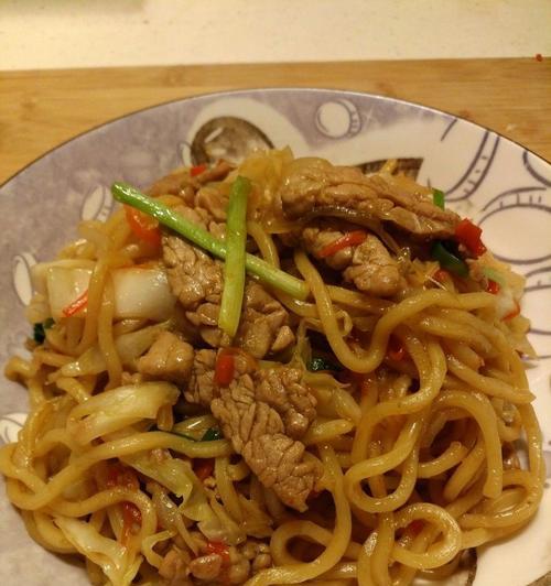 手把手教你制作美味日式炒面（掌握关键技巧）
