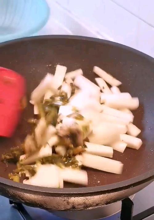 雪菜肉丝炒年糕，一道美味的传统小吃（以咸鲜口感诱人）
