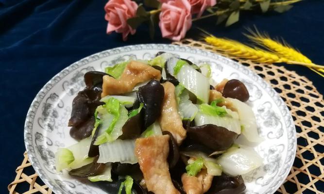 家常美食——白菜土豆烩肉（让你回味无穷的经典菜式）