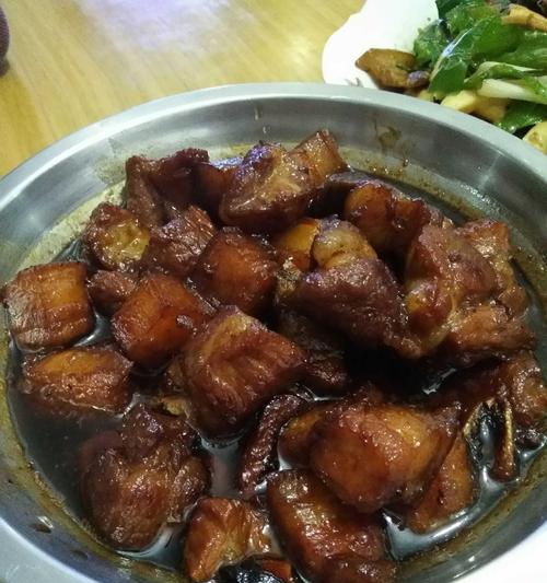 以鱼妈式红烧肉的做法，让你轻松掌握（掌握红烧肉的技巧）