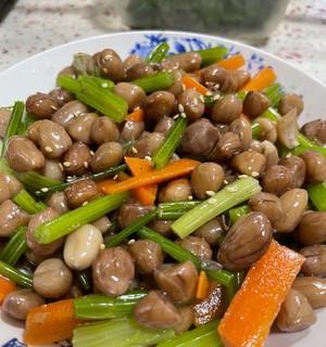 芹菜叶拌花生米，清新又美味（叶香花生鲜美多汁）