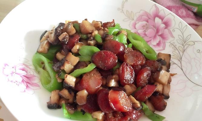 美味腊肠蒸芋头（品尝一口鲜香入味的家常小菜）