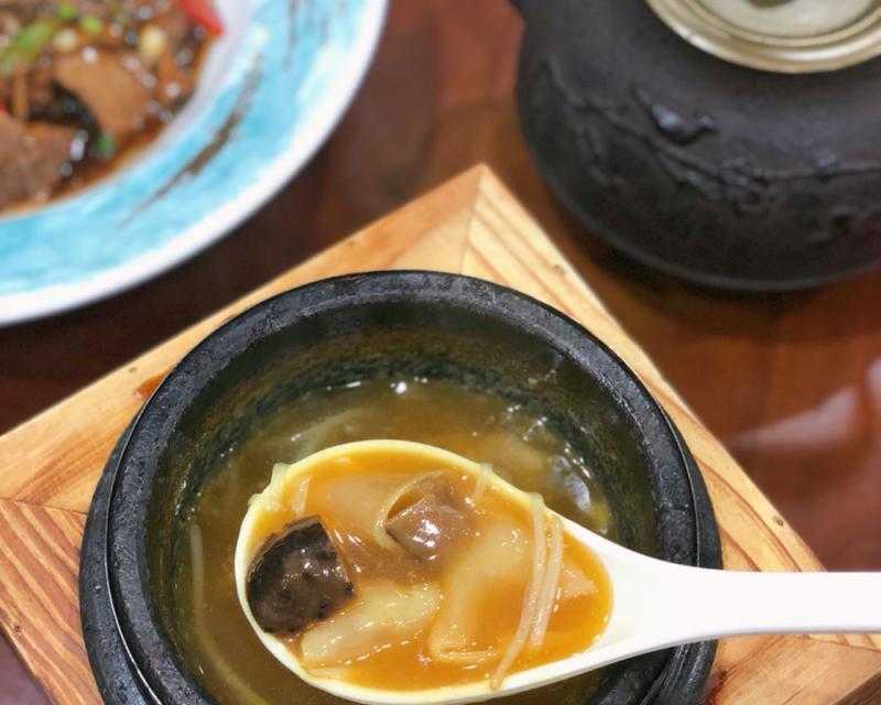 滋补养生，美味可口——以鱼翅骨栗子干玉竹百合松茸汤的做法（汤中的珍品）