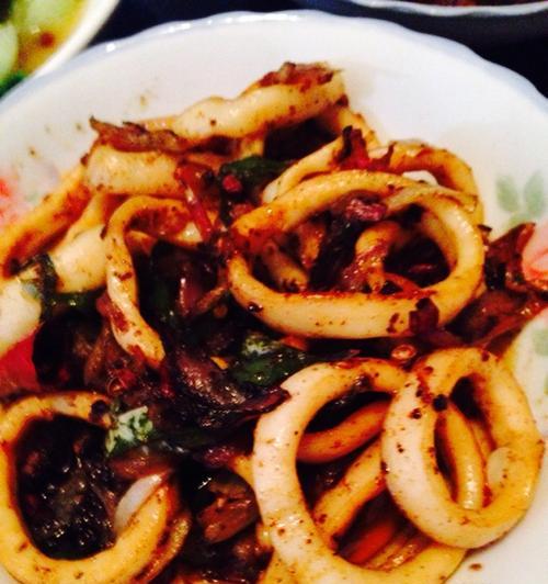 爆炒鱿鱼圈，诱惑味蕾的美食佳选（制作技巧、口感细节）