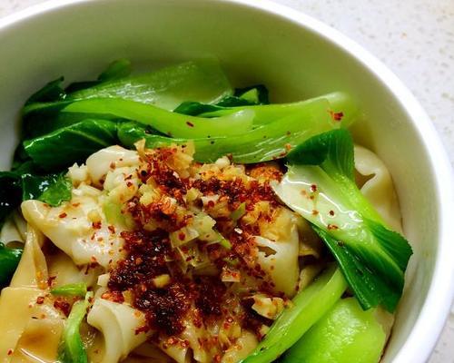 油泼面，传统美食的绝妙滋味（探寻油泼面的历史渊源及做法技巧）