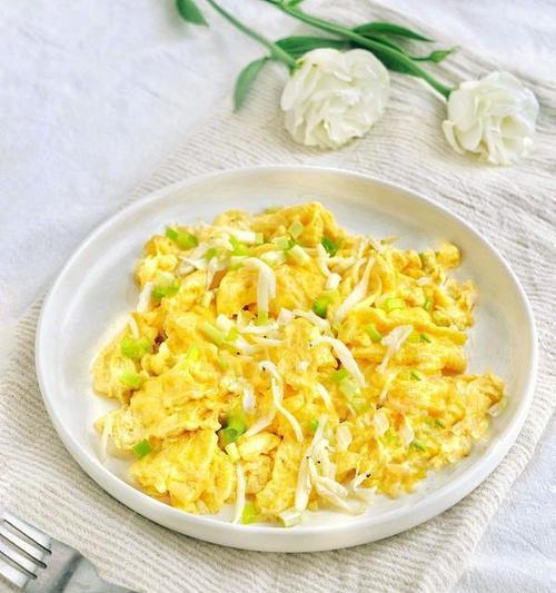 香气四溢的银鱼炒鸡蛋（美食家必备的家常菜肴制作方法）