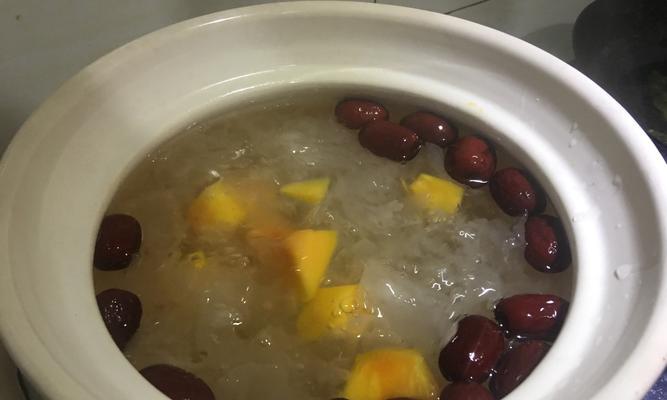 清热降火，快速补水——以冰糖雪梨银耳粥为主题的做法（炎炎夏日）
