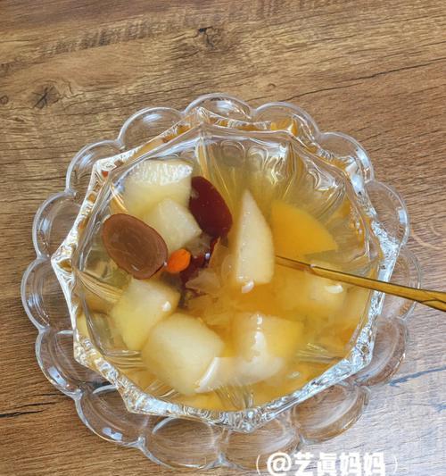 营养美味的银耳雪梨盅（一道清润凉爽的夏日甜品）