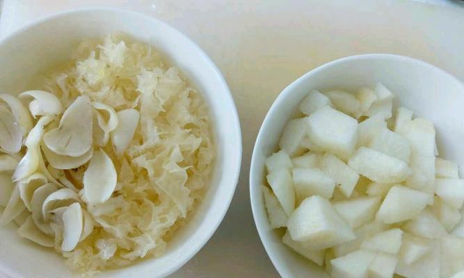 清润健康——银耳雪梨的美食健康价值剖析（营养丰富的美食佳品）