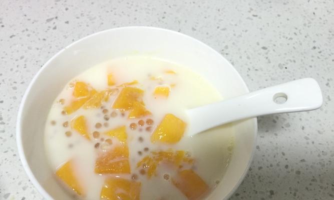 清爽可口的夏日甜品，让你感受到冰凉的滋味（清爽可口的夏日甜品）
